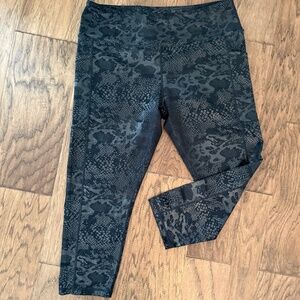 Constantly Varied Gear CVG black iridescent snakeskin Capri leggings size XL